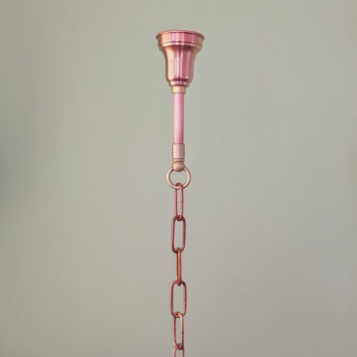 Stal- en boerderijlampen hangend aan ketting
