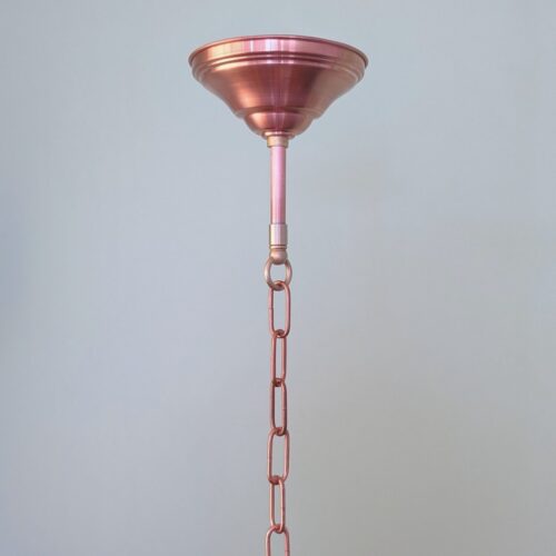 Stal- en boerderijlampen hangend aan ketting