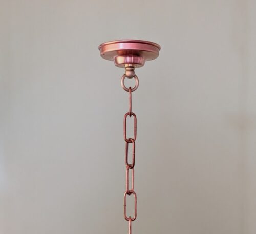 Stal- en boerderijlampen hangend aan ketting